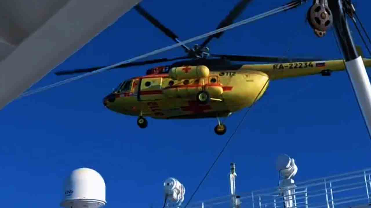 Elicottero Mi-8 salva un marinaio da un peschereccio nel Mare di Bering. Foto: Telegram @rostecru