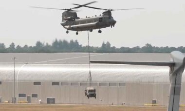 Helicóptero Chinook da Royal Air Force transporta carga suspensa durante apresentação na Farnborough International Airshow 2026. Foto: Boeing Defense/Reprodução.
