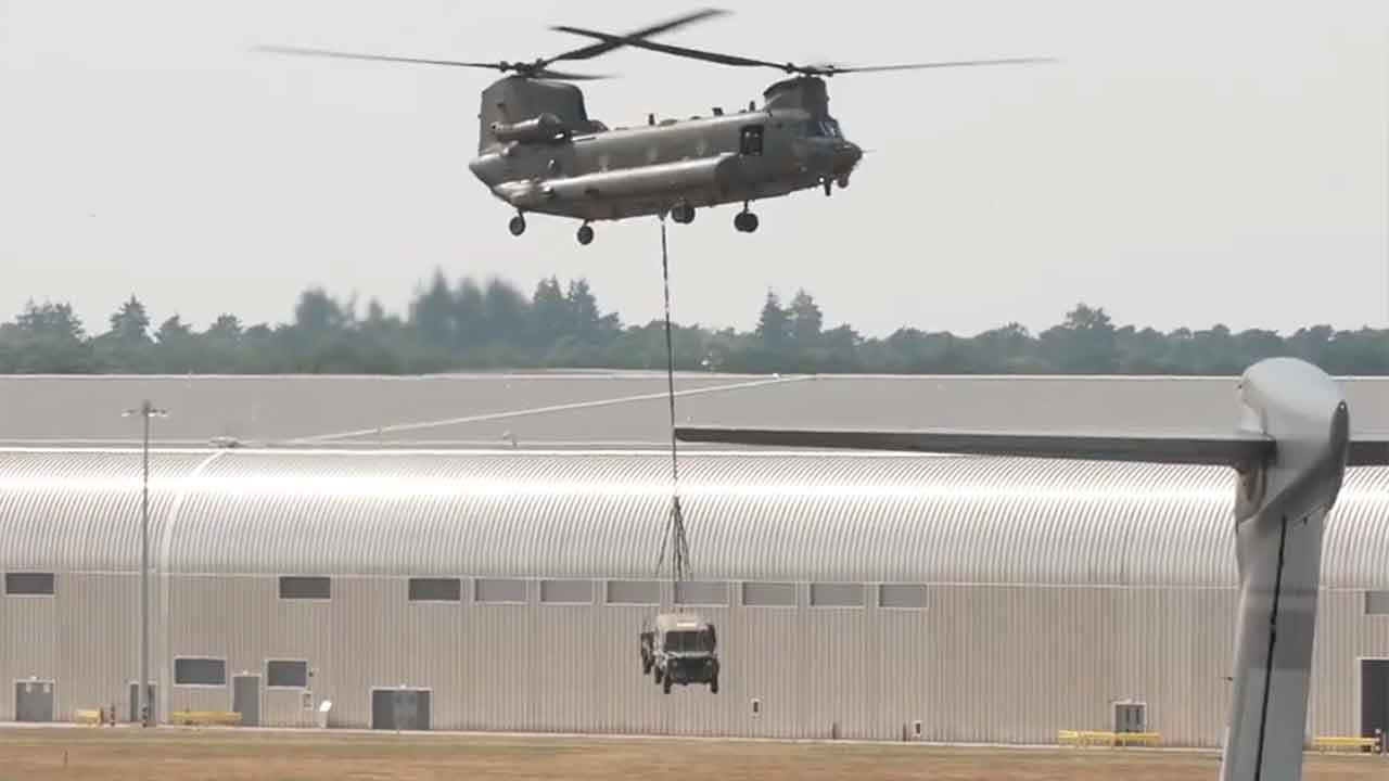 Helicóptero Chinook da Royal Air Force transporta carga suspensa durante apresentação na Farnborough International Airshow 2026. Foto: Boeing Defense/Reprodução.