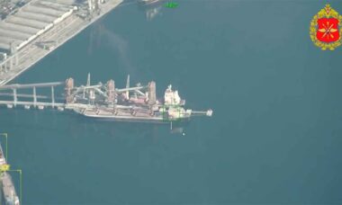 Rússia ataca porto ucraniano de Chernomorsk após operação contra embarcações no Mar de Azov. Foto: Ministério da Defesa da Rússia