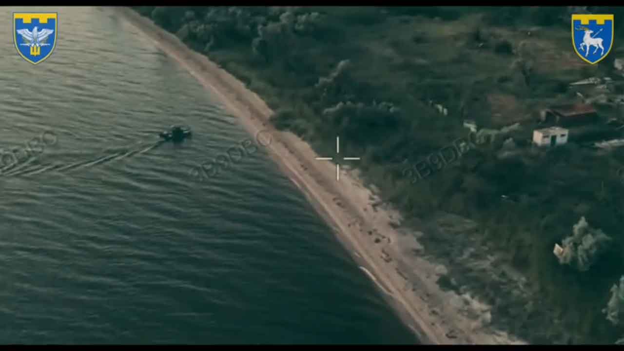 Un’imbarcazione senza equipaggio ha trasportato un veicolo robotico dotato di mitragliatrice fino a una spiaggia. Foto: Telegram @jahznebes