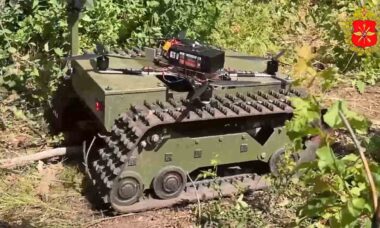 Plataforma terrestre não tripulada e drone FPV são empregados por engenheiros militares russos em operação divulgada na direção de Dobropillia. Foto: Ministério da Defesa da Rússia