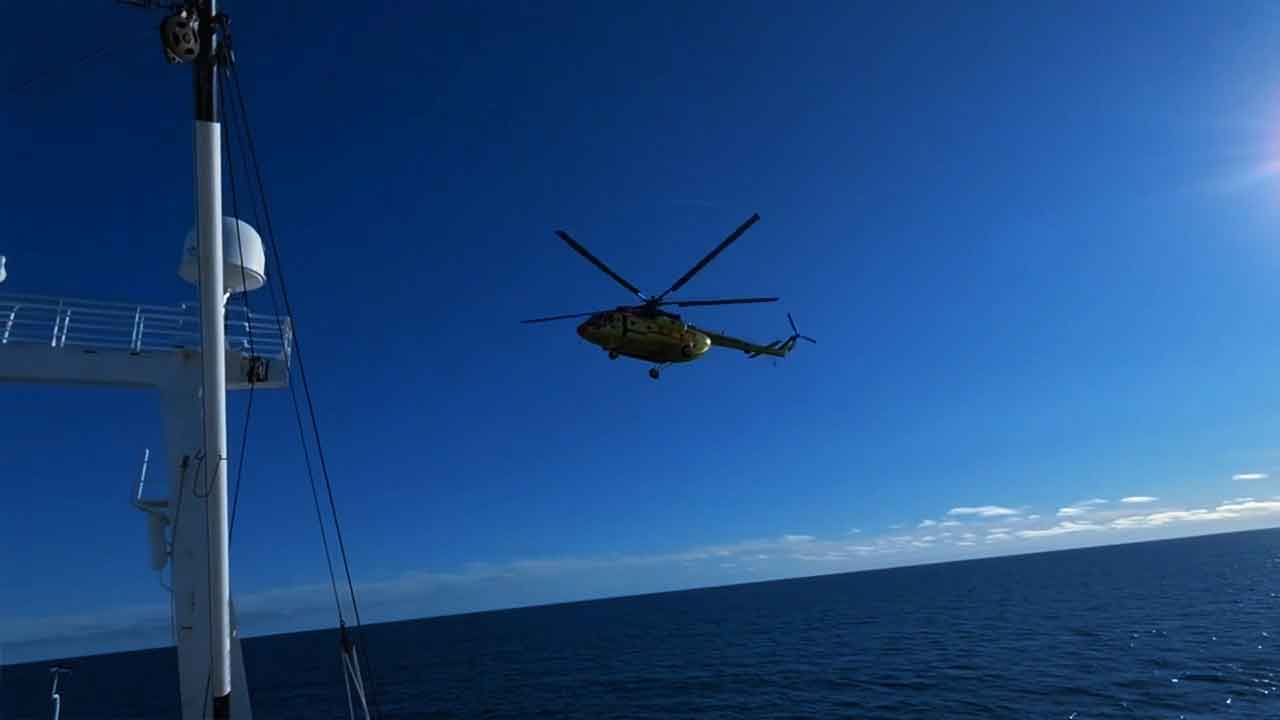 Elicottero Mi-8 salva un marinaio da un peschereccio nel Mare di Bering. Foto: Telegram @rostecru