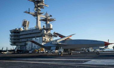 Uma aeronave não tripulada MQ-25 da Boeing recebe instruções de operação no convés de voo a bordo do porta-aviões USS George H.W. Bush (CVN 77). Foto: U.S. Navy / DVIDS