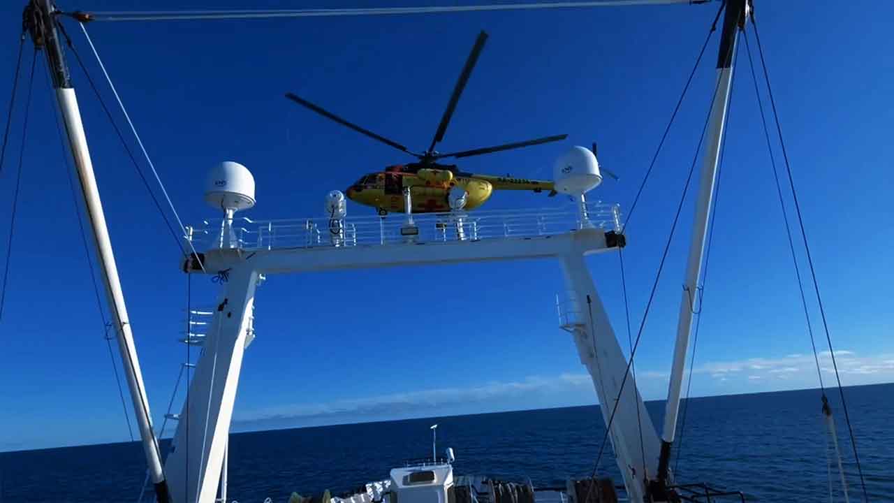 Elicottero Mi-8 salva un marinaio da un peschereccio nel Mare di Bering. Foto: Telegram @rostecru
