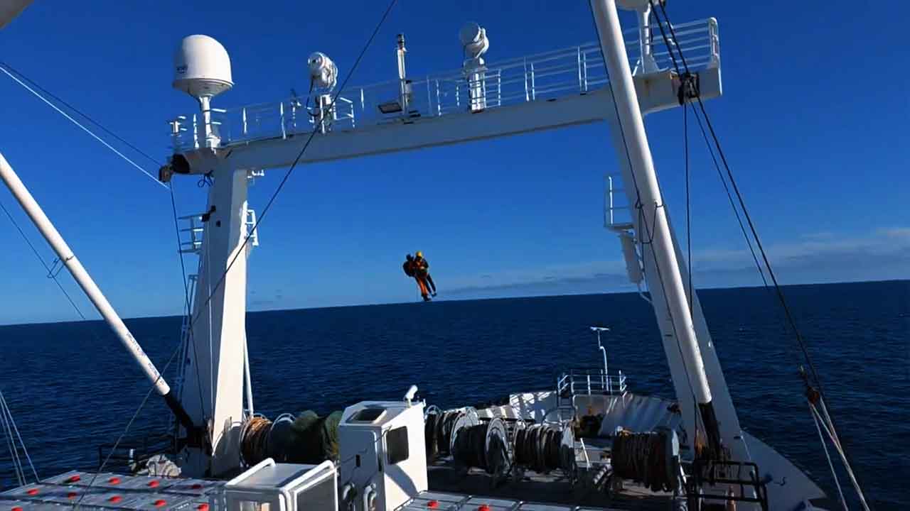 Elicottero Mi-8 salva un marinaio da un peschereccio nel Mare di Bering. Foto: Telegram @rostecru