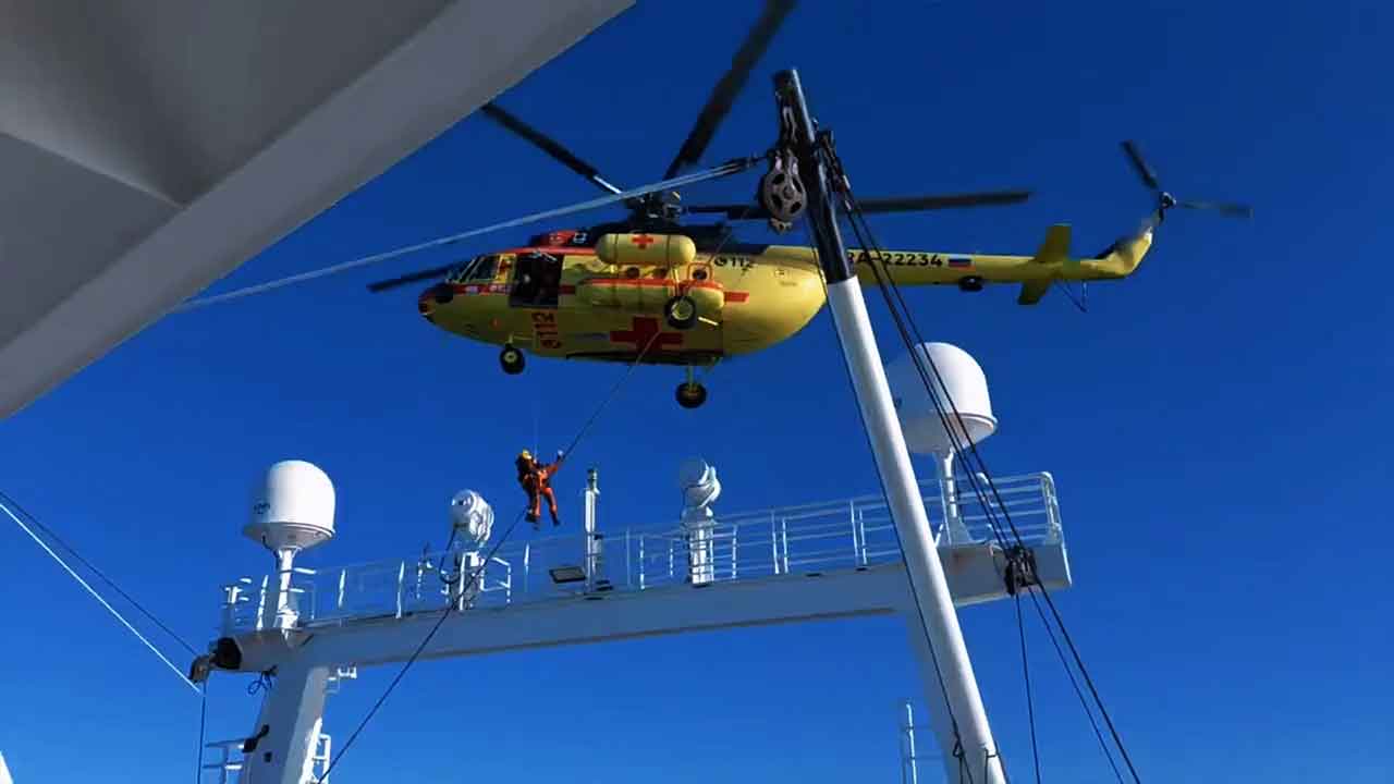 Elicottero Mi-8 salva un marinaio da un peschereccio nel Mare di Bering. Foto: Telegram @rostecru