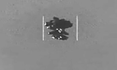 Pentágono divulga novo vídeo de OVNI descrito como o mais nítido já revelado. Foto: Department of War