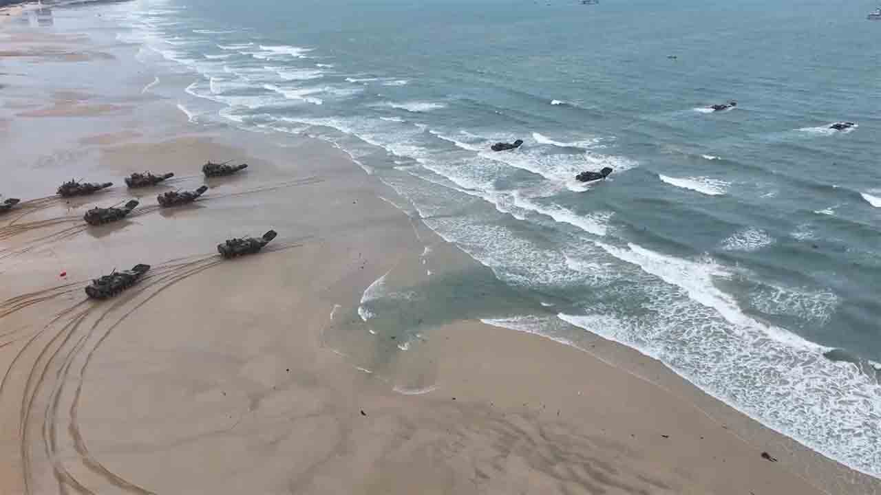 China testa capacidade de invasão anfíbia em exercício com fogo real. Foto: China Military