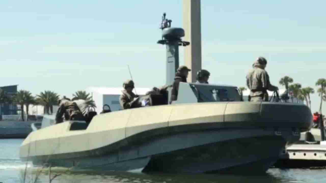 Fuzileiros dos EUA treinam novo barco de reconhecimento estratégico próximo a Taiwan