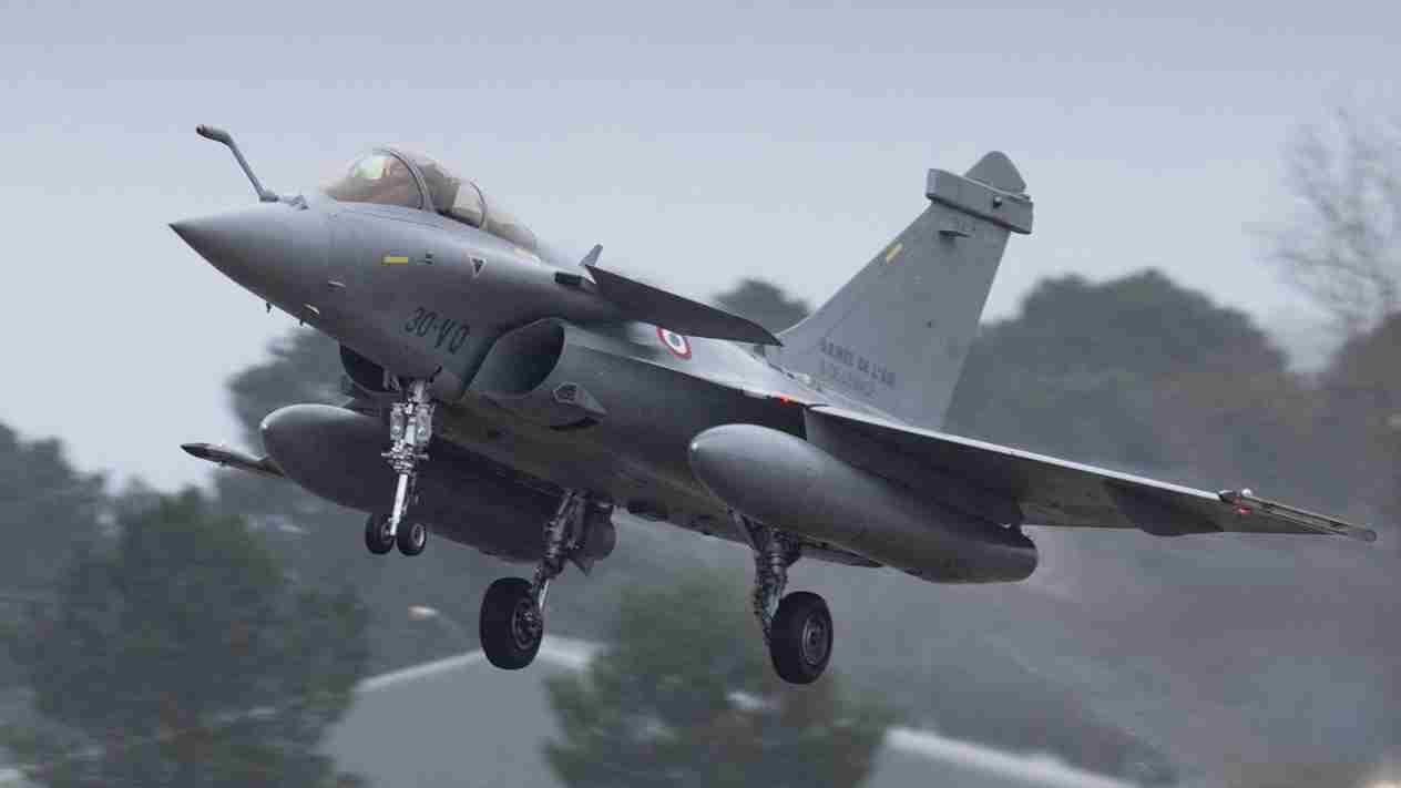 França confirma venda de 16 caças Rafale e amplia cooperação militar com a Ucrânia