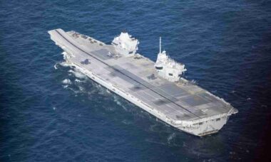 Porta-aviões britânico lidera missão inédita da OTAN para vigiar céus do Ártico