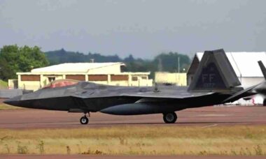 F-22 deixam Israel e chegam ao Reino Unido em meio à escalada entre EUA e Irã