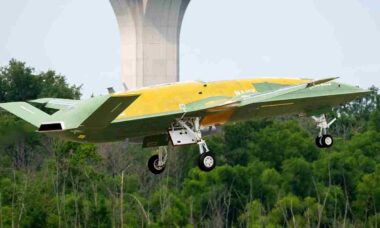 Marinha dos EUA planeja nova geração de caças não tripulados para porta-aviões