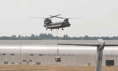 Helicóptero Chinook da Royal Air Force transporta carga suspensa durante apresentação na Farnborough International Airshow 2026. Foto: Boeing Defense/Reprodução.