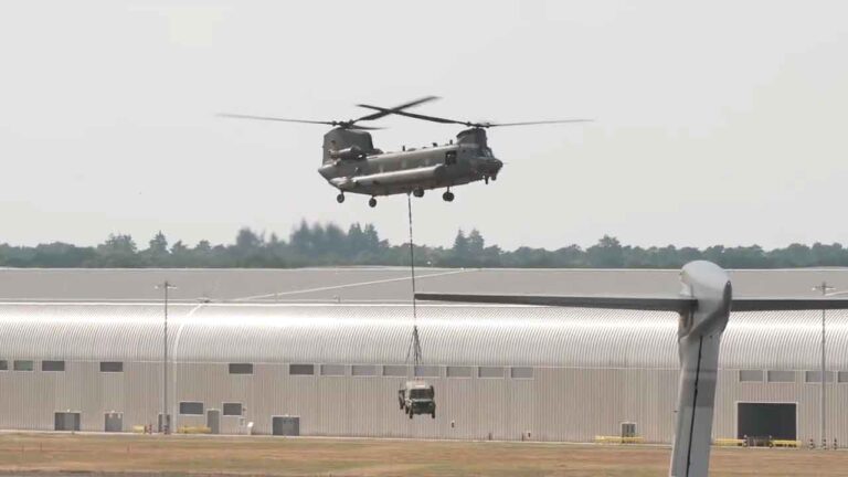 RAF demonstra capacidade de transporte do helicóptero Chinook durante a FIA 2026