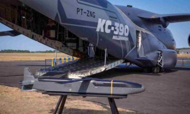 Embraer integra míssil Barracuda-500M ao C-390 para lançamentos paletizados