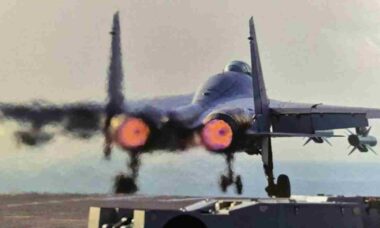 J-15T chinês decola do porta-aviões Fujian com quatro mísseis antinavio pela primeira vez