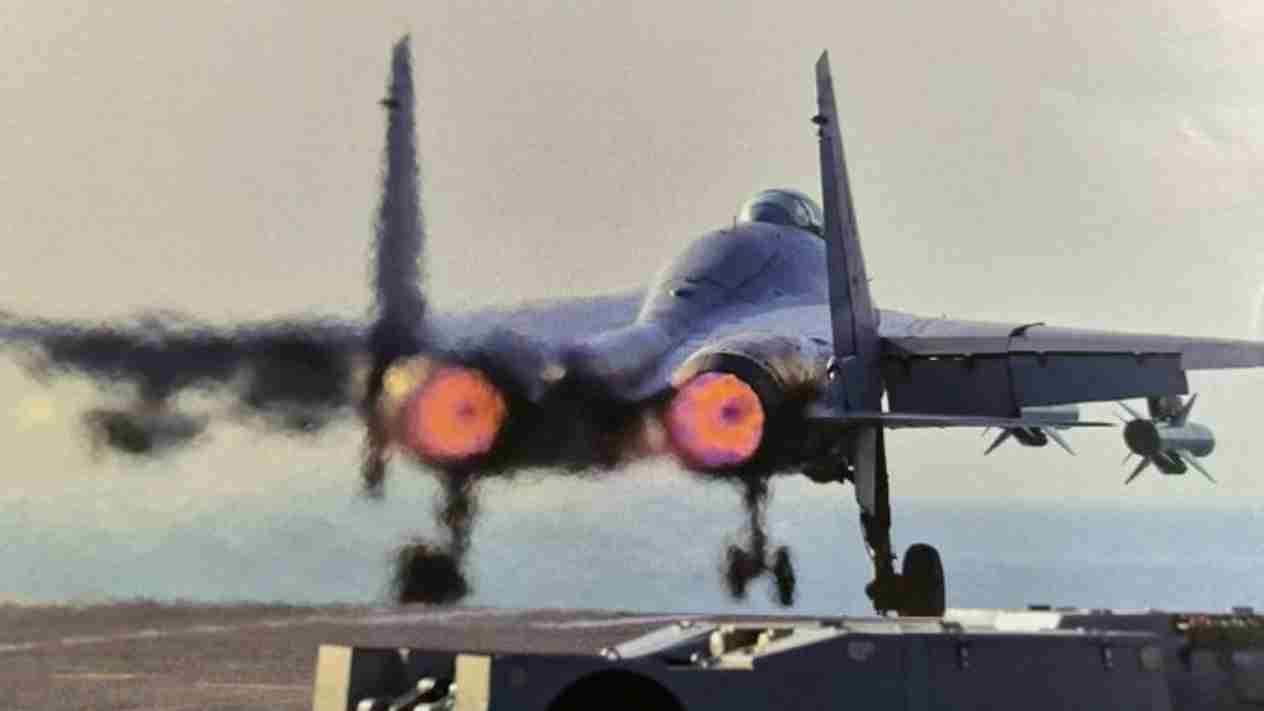 J-15T chinês decola do porta-aviões Fujian com quatro mísseis antinavio pela primeira vez
