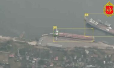 Rússia ataca porto ucraniano de Chernomorsk após operação contra embarcações no Mar de Azov. Foto: Ministério da Defesa da Rússia