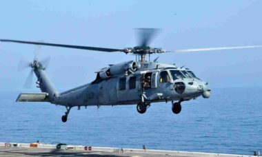 MH-60S da Marinha dos EUA cai no Mar Arábico e deixa um tripulante desaparecido