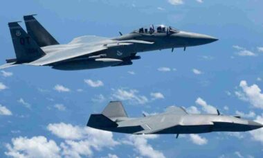 F-15EX opera com MQ-28 e reforça futuro comando de drones de combate da USAF