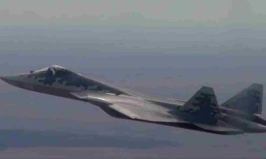 Drones ucranianos atingem maior refinaria da Rússia e expõem falha do Su-57