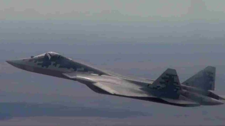 Drones ucranianos atingem maior refinaria da Rússia e expõem falha do Su-57