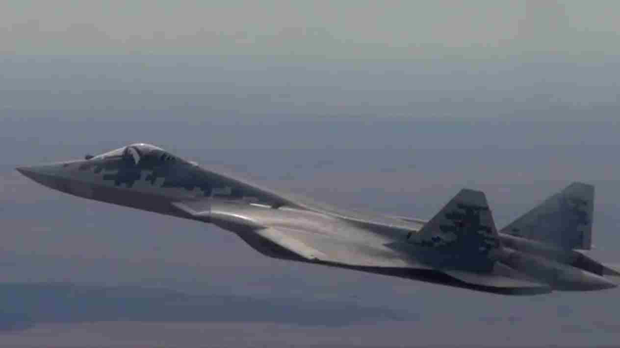 Drones ucranianos atingem maior refinaria da Rússia e expõem falha do Su-57