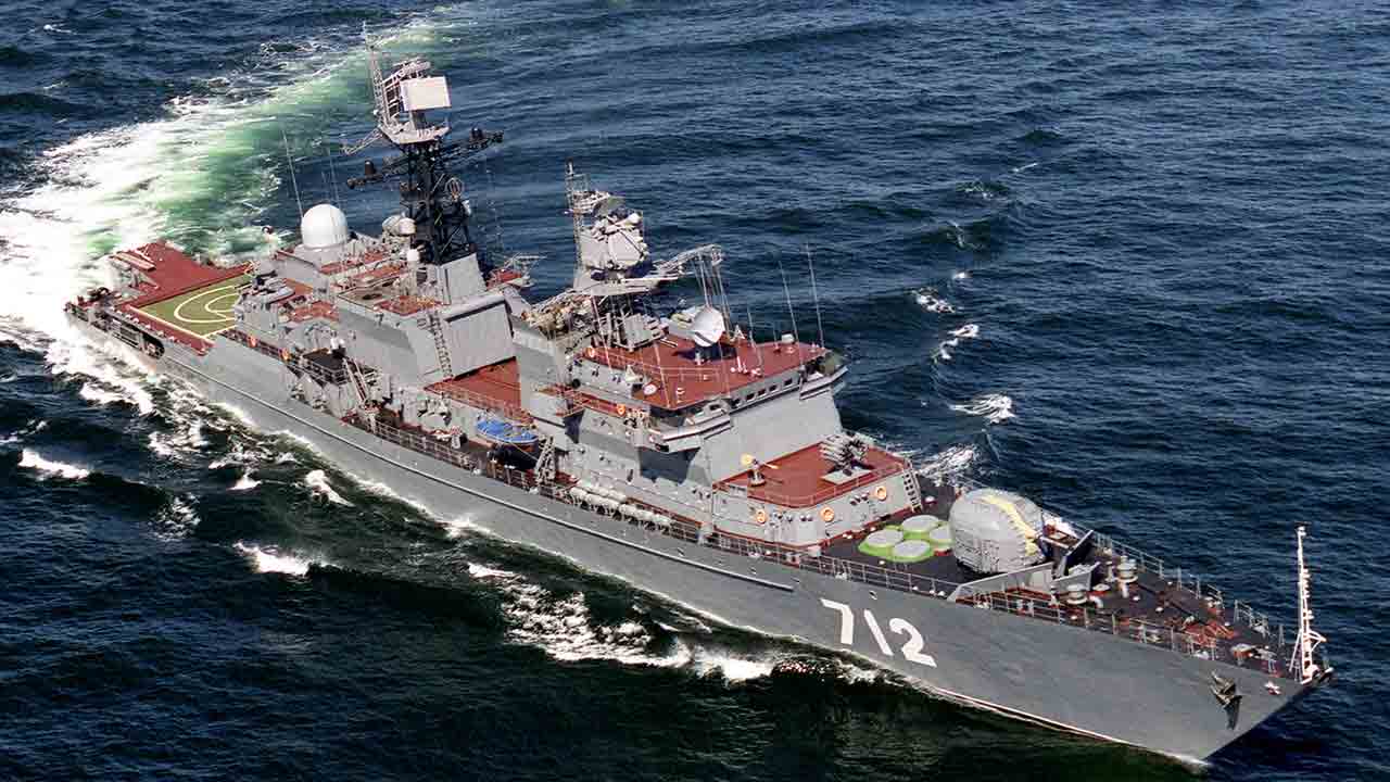 Fragata russa realiza exercício com munição real a cerca de 74 km da costa britânica