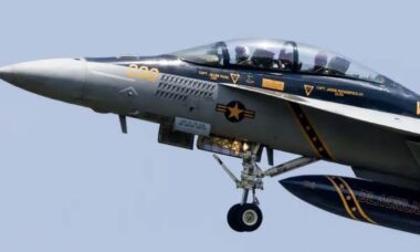 Super Hornets do USS Gerald R. Ford exibem novas marcas de combate