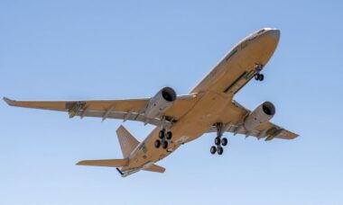 Primeiro CC-330 Husky do Canadá realiza voo inaugural