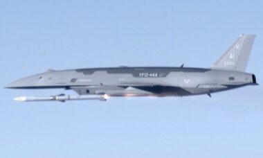 Drone de combate YFQ-44A dispara míssil AMRAAM pela primeira vez nos EUA