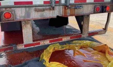 Caminhão derrama 18 toneladas de molho de pimenta em rodovia nos EUA