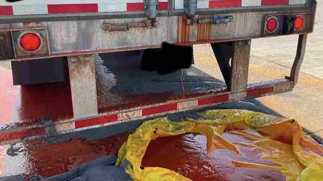 Caminhão derrama 18 toneladas de molho de pimenta em rodovia nos EUA