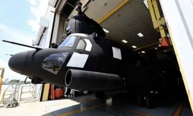RAF revela primeiros Chinook H-47ER de nova geração para operações especiais