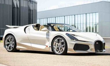 Fim de uma era: último Bugatti com motor W16 deixa a fábrica na França