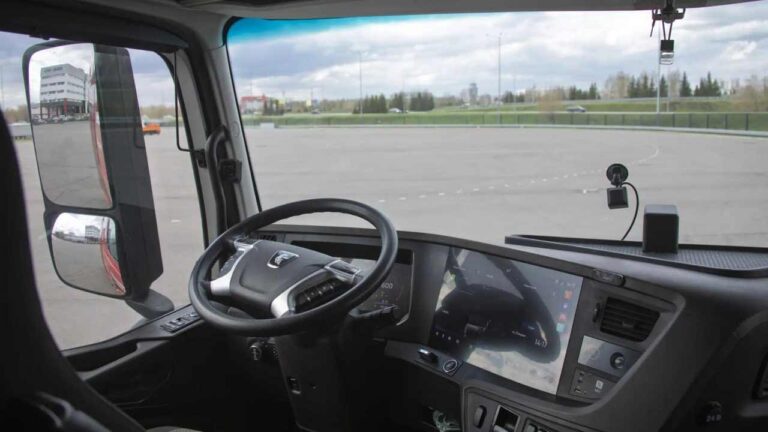 Caminhões autônomos da KAMAZ começam a transportar cargas comerciais na Rússia