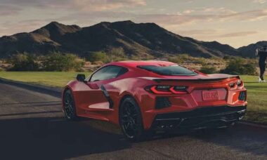 Chevrolet revela Corvette Stingray 2027 com velocidade máxima de 322 km/h