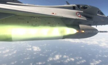 Rafale passa a usar foguetes guiados de baixo custo para abater drones