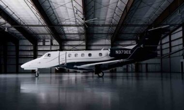 Embraer lança Phenom 300EV com sistema de pouso automático de emergência