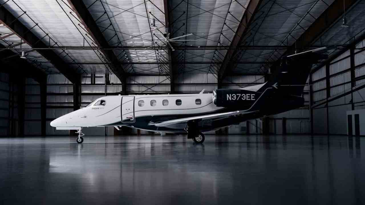 Embraer lança Phenom 300EV com sistema de pouso automático de emergência