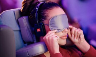 Emirates apresenta novo apoio de cabeça para melhorar o sono na classe econômica