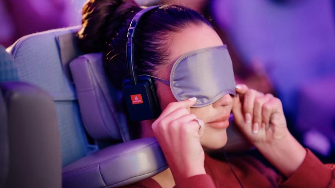 Emirates apresenta novo apoio de cabeça para melhorar o sono na classe econômica