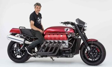 Moto com motor V10 de Dodge Viper vai a leilão no Reino Unido