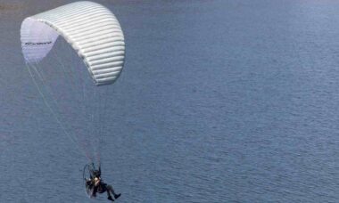 Guarda Aérea dos EUA quer adquirir parapentes motorizados para infiltração silenciosa
