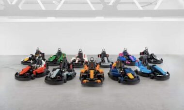 F1 coloca pilotos para dirigir carros de LEGO no GP da Grã-Bretanha