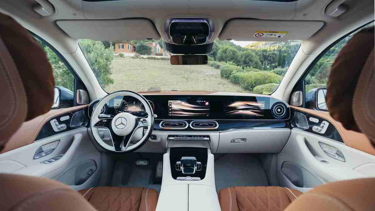 Mercedes revela novo Maybach GLS 680 com V8 mais potente e visual renovado