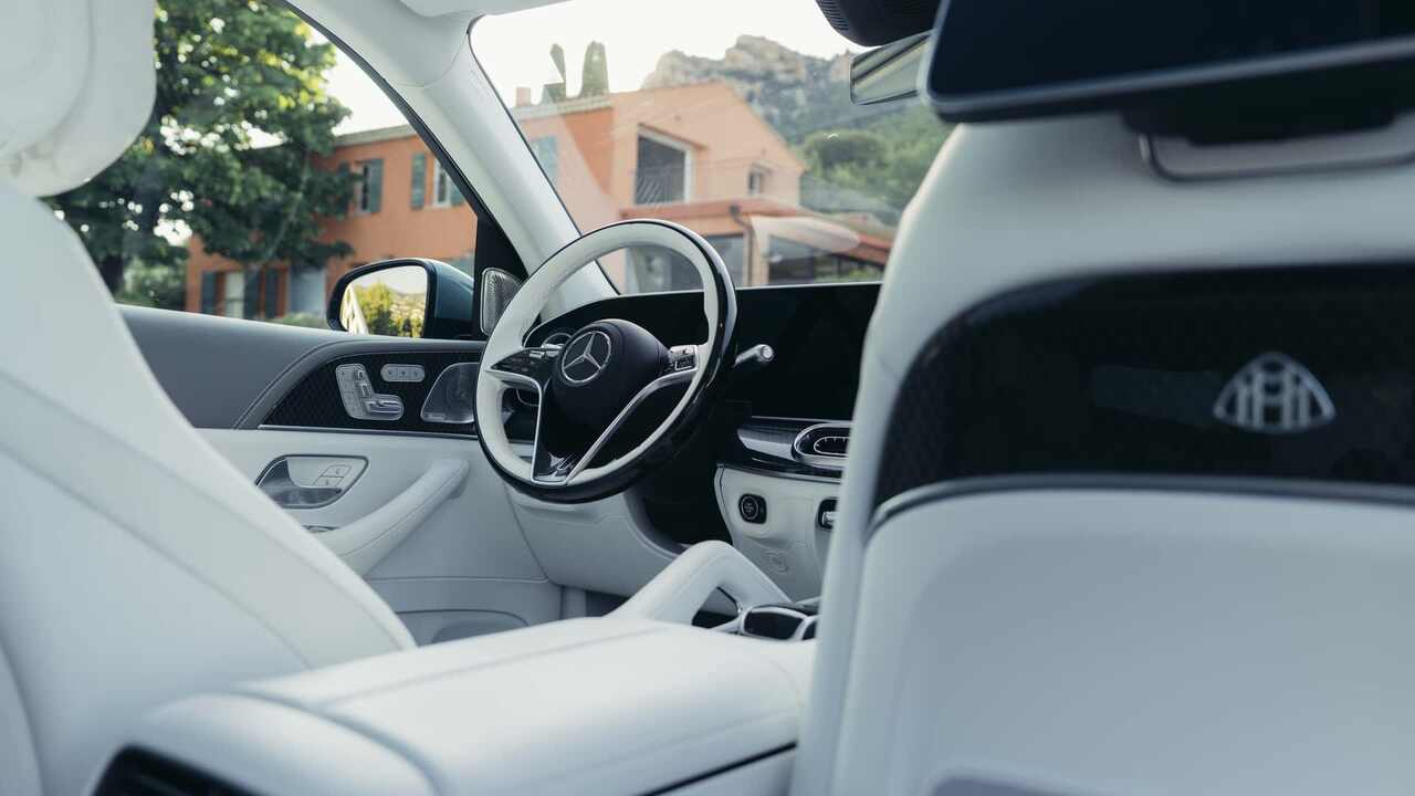 Mercedes revela novo Maybach GLS 680 com V8 mais potente e visual renovado