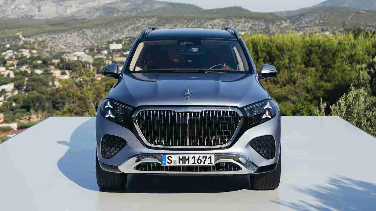 Mercedes revela novo Maybach GLS 680 com V8 mais potente e visual renovado
